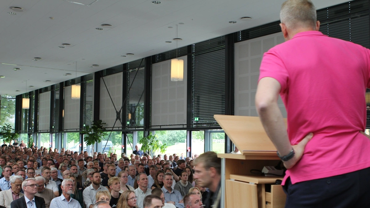 Jeppe Bloch Nielsen, der her ses på talerstolen til krisemødet på Bygholm i onsdags, ser det store fremmøde som en bekræftelse af, at Danske Svineproducenter ramte et behov i erhvervet. Foto: Anne Wolfenberg