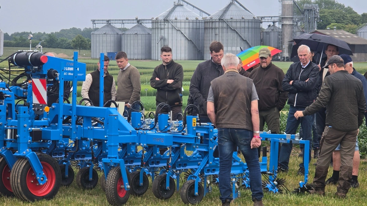Flere mekaniske løsninger til rækkeafgrøder blev vist på Egeskov Innovationsmark i onsdags. Her en radrenser fra Lemken til bl.a. spinat, som også renser mellem afgrødeplanterne i rækken.