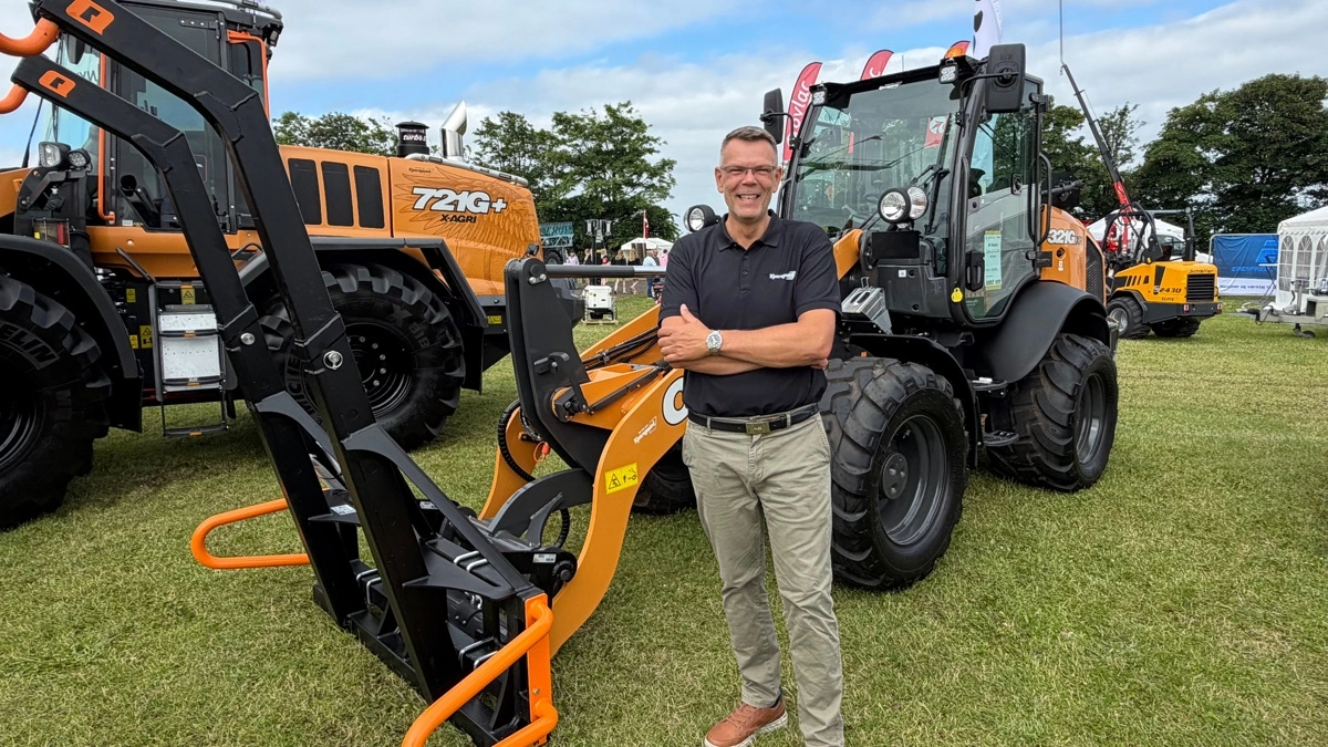 Lars Petersen, salgsdirektør for Case Construction Equipment hos S.D. Kjærsgaard, viste Case 321G XR frem på Hjørring Dyrskue. Den kompakte hjullæsser retter sig mod mange af de daglige opgaver på enhver landbrugsbedrift. Fotos: Per Jørgensen