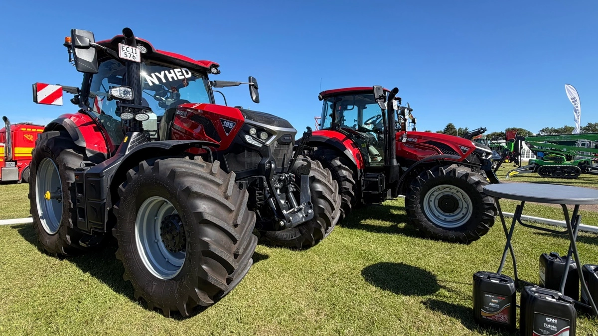 S.D. Kjærsgaard havde også to nye Case IH-traktorer med på standen i Hjørring. På billedet er det den opdaterede Puma SWB i topmodellen Puma 185, mens Farmall M 120 stod ved siden af som ny model i Farmall-programmet.