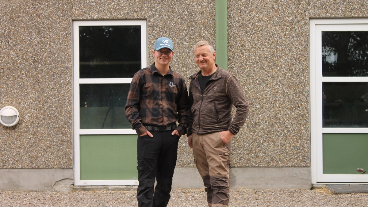 Tage Frydendahl Krab (th.) har skiftet arbejdspligt ud med arbejdsret, efter sønnen Søren Frydendahl Krab har taget over som tiende generation på Frydendahl. 