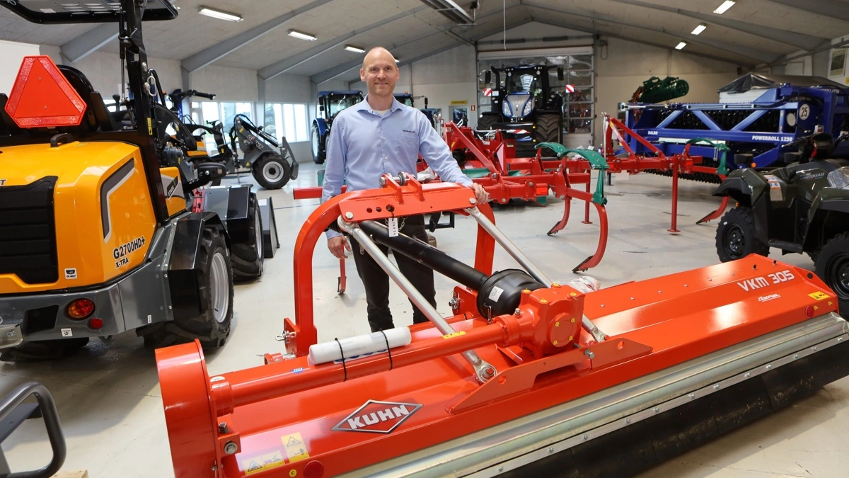 Siden 2024 har Ole Borup Rosengreen som fjerde generation stået i spidsen for familievirksomheden. Direktøren ses her ved produkter fra Kuhn og Kverneland, som har været forhandlet i over 50 år. Fotos: Erik Hansen