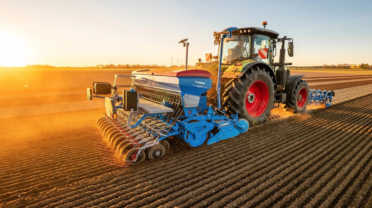 Lemken Saphir XMR afløser Saphir 10 og er udviklet til præcis udsåning under tidspres. Den mekaniske såmaskine får ny dosering, Isobus-betjening og halvsideafbrydelse som standard, mens tanken kan rumme op til 1.500 liter afhængigt af udstyr. Pressefotos