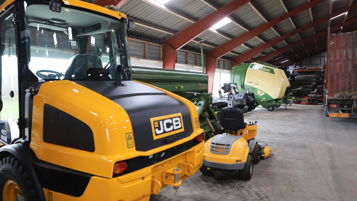 Manna Traktor og Maskinforretning er forhandler af de tre hovedprodukter fra importfirmaet Brøns Group, henholdsvis JCB, Amazone og Krone.