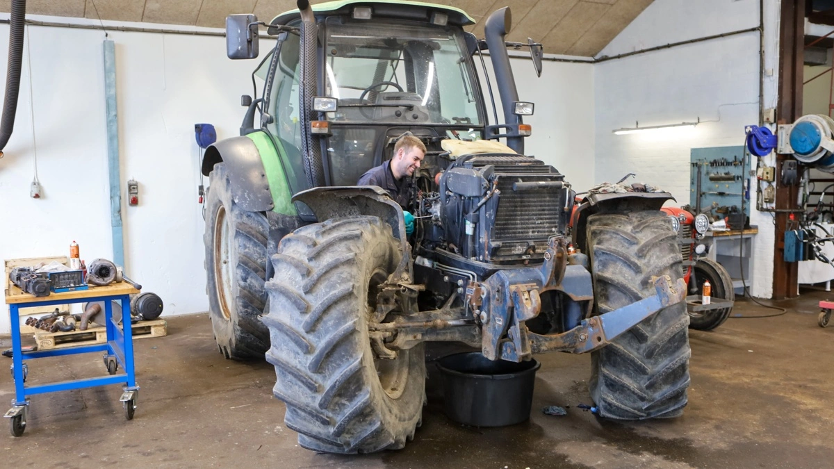 Otte mand er beskæftiget på værkstedet, heraf to lærlinge. På billedet Oscar Holm i færd med reparationen af en Deutz-Fahr traktor, som Manna Traktor og Maskinforretning havde forhandlingen af i 20 år frem til for to år siden.

