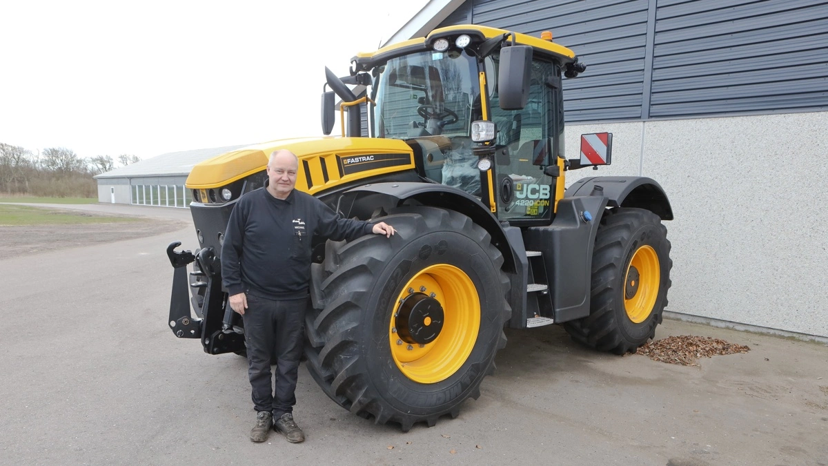 - Salget af JCB-traktorerne, teleskoplæssere, minilæssere og gummigeder er gået godt, og med Brøns-overtagelsen af JCB-industrimaskinerne har vi fået endnu et ben at stå på, siger Michael Jensen, indehaver af Manna Traktor og Maskinforretning ved Brønderslev. Foto: Erik Hansen


