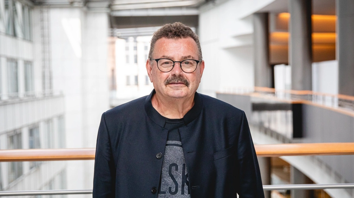 Ifølge Per Clausen (EL) risikerer regningen for det kommende fjerde rensetrin at blive flyttet fra medicinal- og kosmetikindustrien til landmænd, små virksomheder og almindelige forbrugere. Foto: The Left