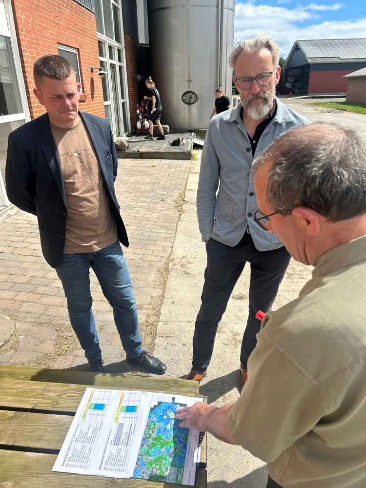 - Vi kan se mange gode løsninger i den grønne trepart, men vi blev også overraskede over, at kvælstofreguleringen kom oveni. Jeg føler, at vi bliver straffet, fordi det ikke går hurtigt nok, men landbruget er ikke herre over de administrative processer og de flaskehalse, der kan bremse udviklingen, lød det fra Mogens Hjort Jensen til politikerne.