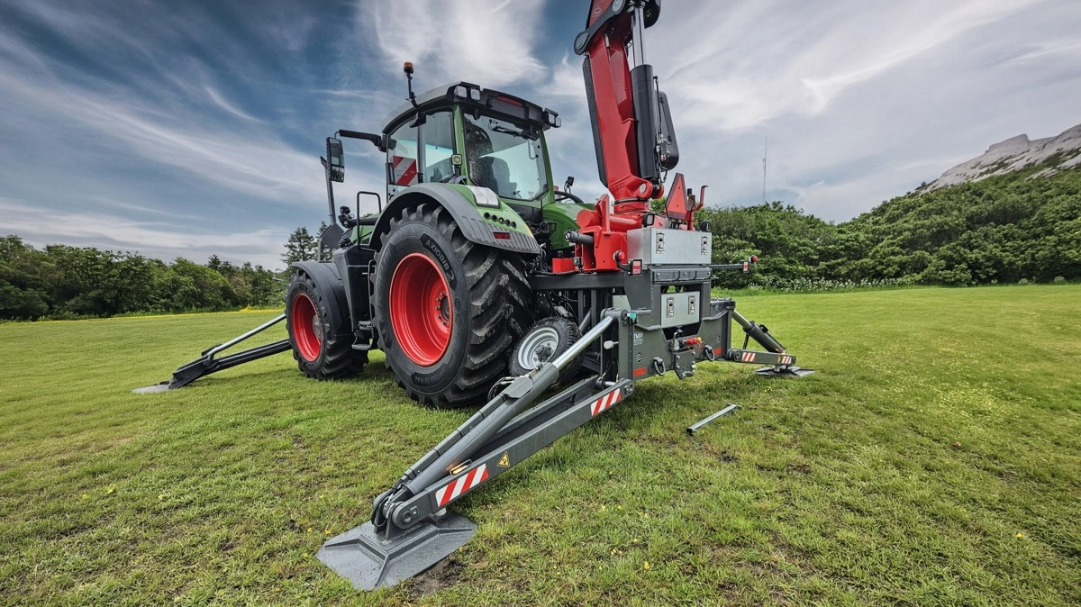 Fire specialfremstillede Flap Down-støtteben er en central del af sikkerheden på den kranudstyrede Fendt 930 Vario. Støttebenene styres via radiostyring og overvåges af sensorer, så arbejdet blokeres, hvis trykket i et støtteben falder under løfteopgaven. 