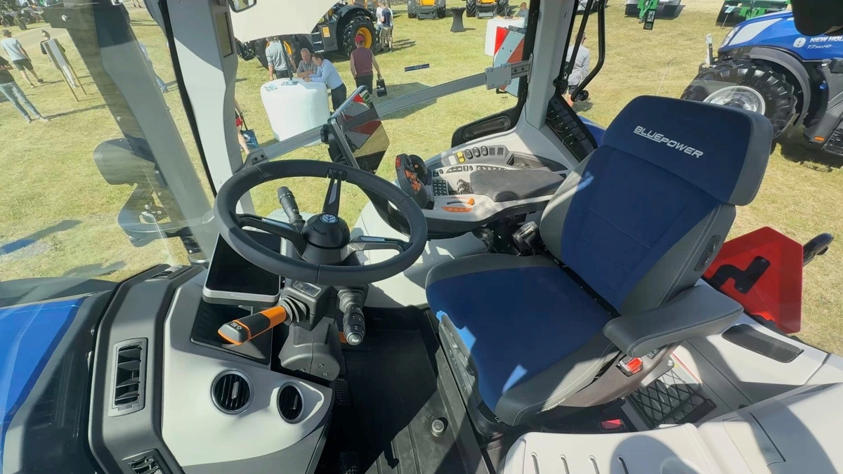 Kabinen i den nye New Holland T7.SWB NextGen er opdateret med Horizon-kabine, nyt armlæn og forbedret betjeningslayout til transmission, hydraulik og præcisionslandbrug.