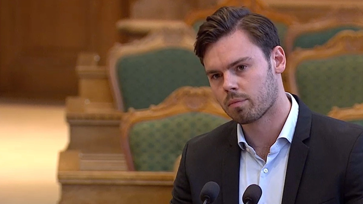 Christian Kirk, dyrevelfærdsordfører for Dansk Folkeparti, kritiserer undtagelserne fra dyrevelfærdsloven for indhegnede dyr i naturplejeprojekter og efterlyser skærpede regler for tilsyn. Foto: Screendump fra debatten.