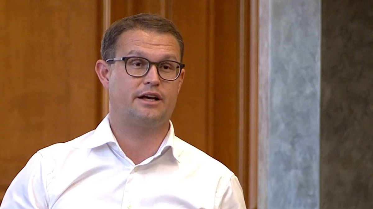 Natur og dyrevelfærdsminister Christian Rabjerg Madsen afviser, at statens græssende dyr i naturplejeprojekter mistrives eller udsultes, og understreger, at dyrevelfærd fortsat er et centralt hensyn. Foto: Screendump fra debatten.