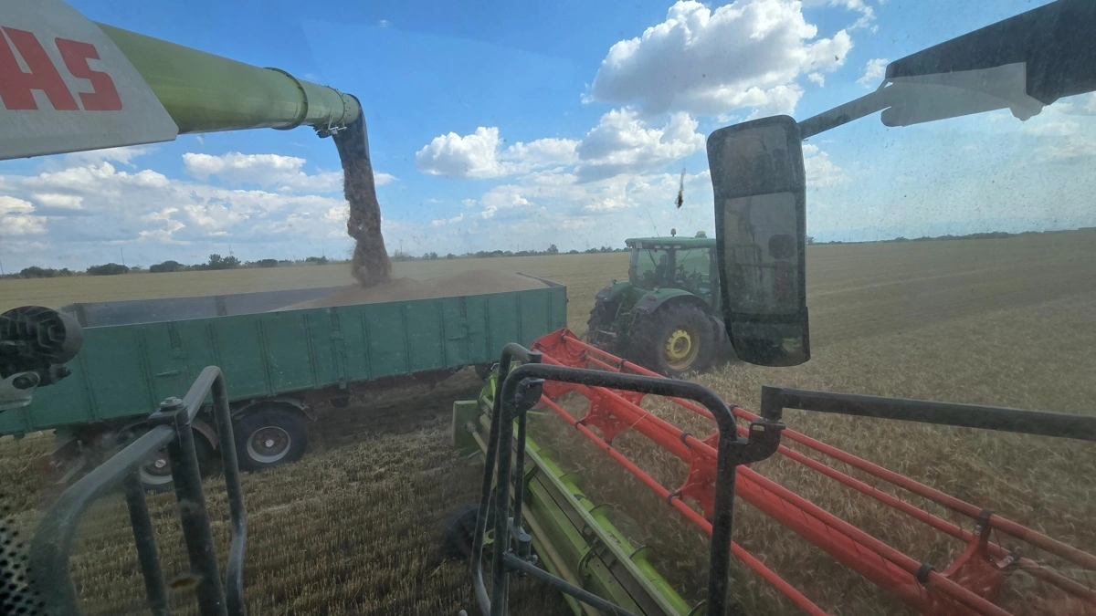 Den 18.000 liter store korntank kan tømmes på et par minutter med op til 180 liter i sekundet.