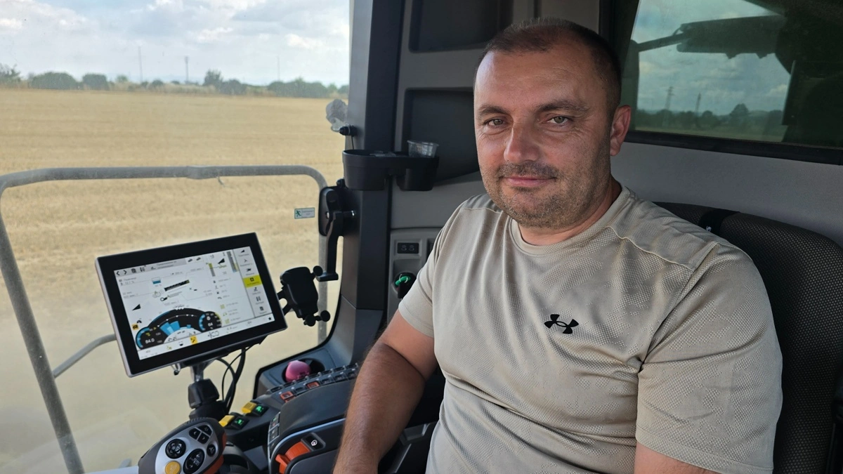 - Vi har fem baser på vores 6.500 hektar, hvorfra vi kører ud og har lagerfaciliteter, fortæller Venelin Delgyanski, efter vi har sat os op i denne ene af de store Claas Lexion 8900 mejetærskere for at køre et par omgange. 