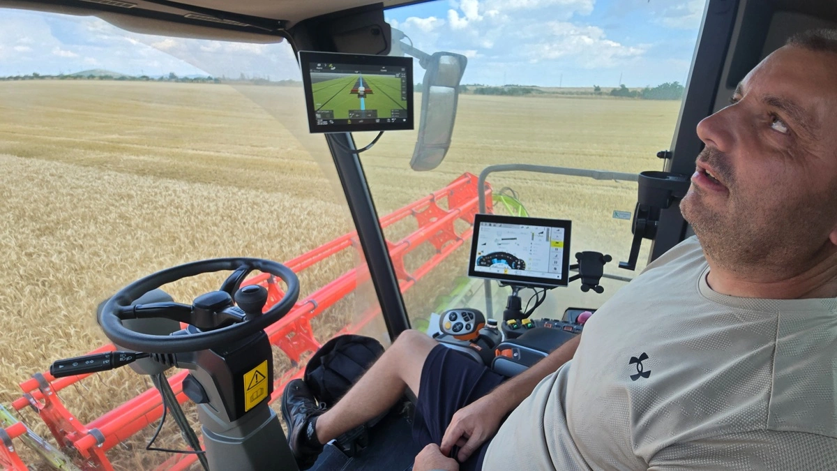 Den 790 hk store Claas Lexion 8900 kan i praksis høste lange stræk, uden at piloten rører rattet. GPS og intelligente assistentsystemer styrer selv maskinen med centimeters præcision, viser Venelin Delgyanski her.