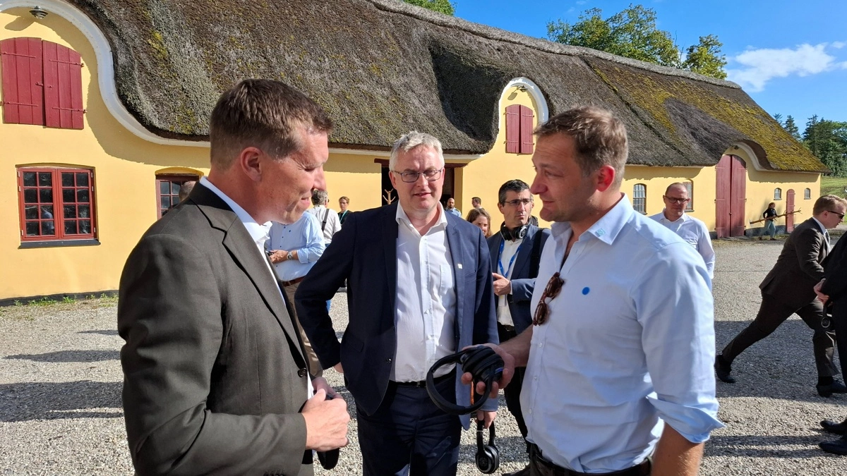 Christophe Hansen, landbrugskommissær, i samtale med Jacob Jensen,  daværende landbrugsminister og Søren Søndergaard, formand for Landbrug og Fødevarer, ved besøg på Søgaard ved Kirkerup ved Roskilde i september. 
Arkivfoto: Michael Strandfelt