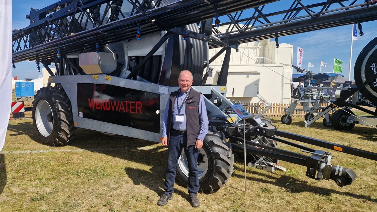 Karsten Nielsen, markedschef for kartoffel-, vand- og græsmaskiner hos WekoAgro Machinery, foran den egenudviklede WTR-vandingsmaskine på Borgeby Fältdagar. I løbet af sommeren kan WTR også opleves på blandt andet Landsskuet i Herning. Foto: WekoAgro Machinery