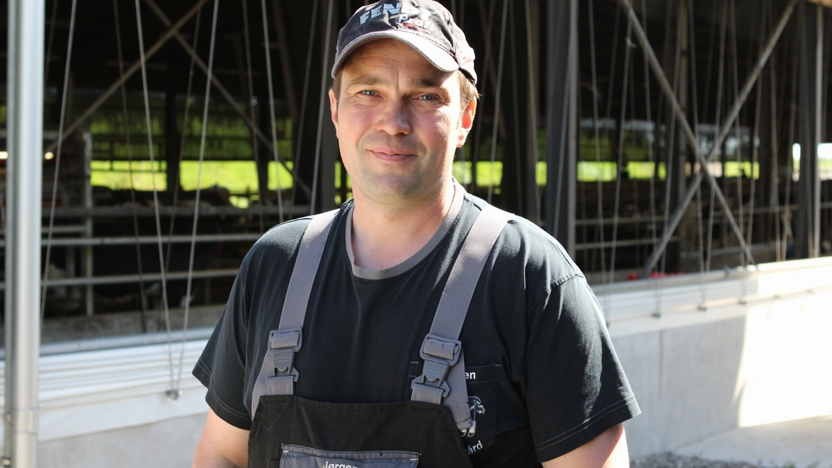 Formand for Landsforeningen af Danske Mælkeproducenter, Jørgen Schmidt, mener, at regeringens krav om brug af Bovaer bør gøres frivilligt. Foto: Anne Wolfenberg.