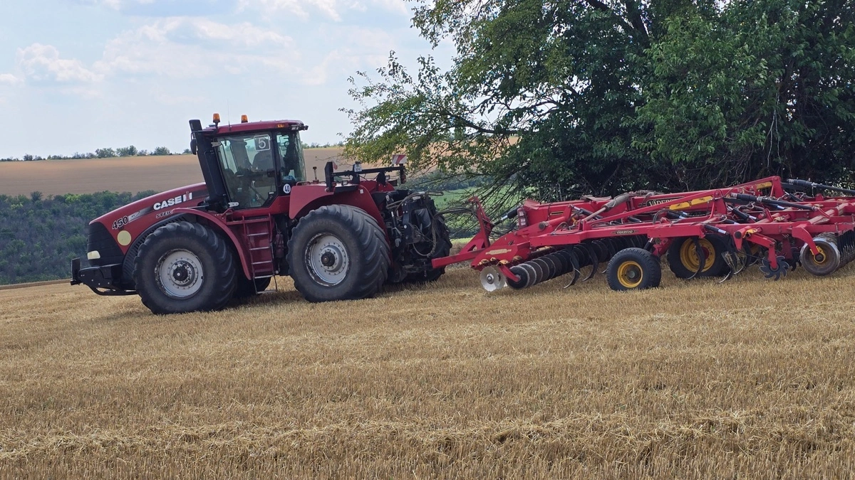 Der laves brandbælter i stubmarken og man holder i beredskab, da markbrande ikke er usædvanligt i de op til 40 C varme dage.