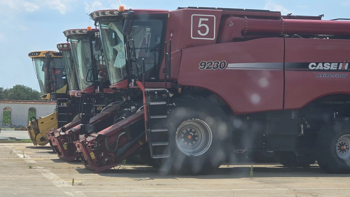 Hjemme på gården står endnu 3 Case IH og en enkelt New Holland mejetærsker i venteposition på kvalificerede piloter.