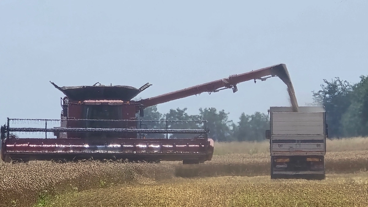 Den 14.400 liter store korntank kan tømmes på meget kort tid.
