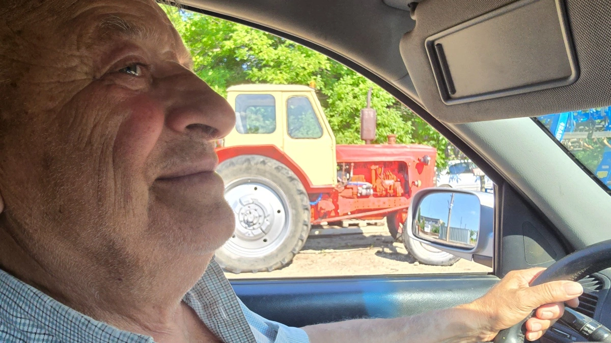 Far Kliment Uihaylov viser med et smil én af de gode, gamle russiske traktorer, som han holder så meget af. - De er meget enkle og vi kan selv fikse alt, fastslår han.