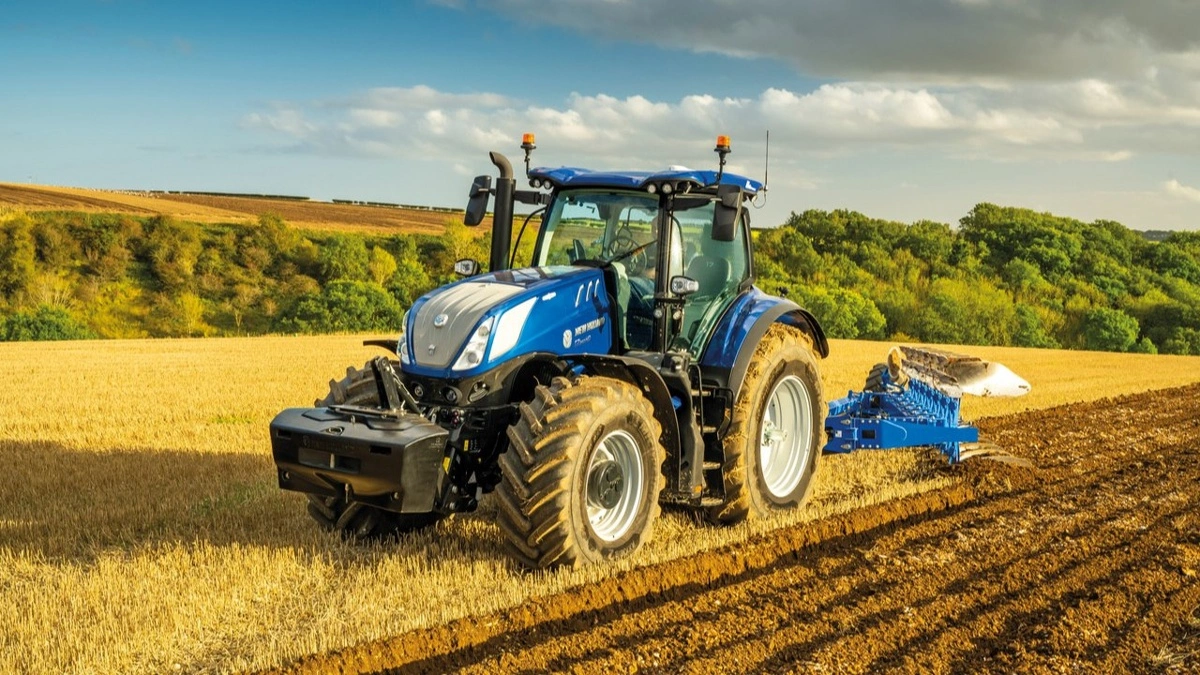 Traktorstatistikken for juni 2026 viser en markant tilbagegang i nyregistreringerne, men New Holland holder sig fortsat i toppen af markedet. Mærket blev månedens mest solgte i 40 hk-segmentet og deler samtidig førstepladsen for årets første seks måneder med John Deere. Arkivfoto.