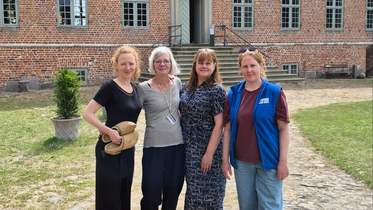 Teamet på Selsø Slot: Museumsværter Rikke Sofie Møller og Pia Høier, formand Iben Jagd Bækkelund og omviser Ida Holgersen. Foto: Selsø Slot