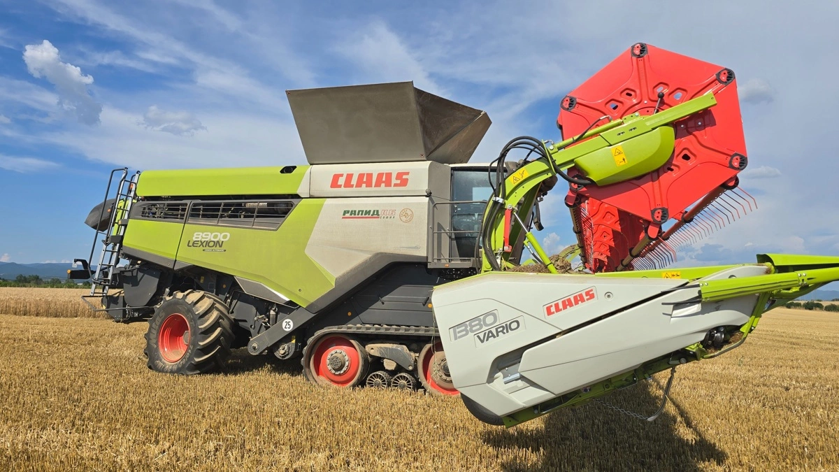 Venelin Delgyanski og hans far har netop indkøbt 3 nye af denne type Claas Lexion 8900 med mest muligt selvstyrende udstyr.
