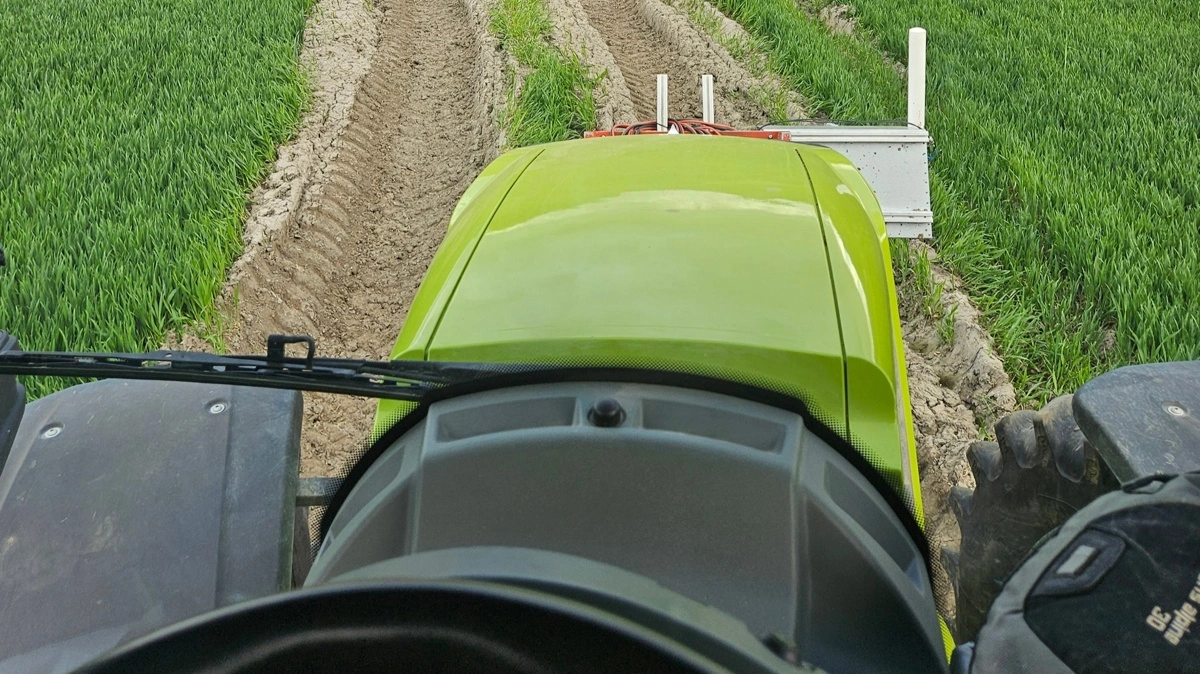 Partnerne bag projektet OdinsAEye udvikler et såkaldt »CropCareCam«, som nemt kan monteres på traktorer og redskaber, og som indsamler højopløselige billeder, mens landmanden alligevel kører i marken for at så, gøde og pleje afgrøden. Foto: Innovationsfonden