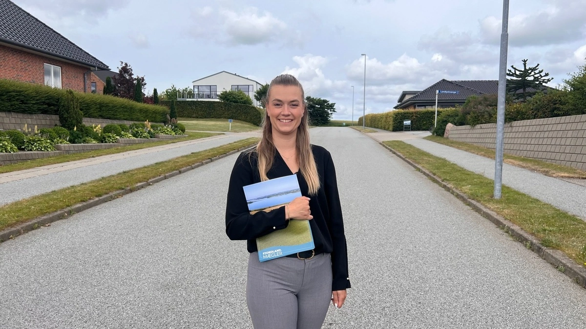 Ejendomsmægler Trainee Vibeke Thomasen er med til at sætte fokus på privatsalget gennem mæglerens sociale medier. Foto: Fjordland Mægler