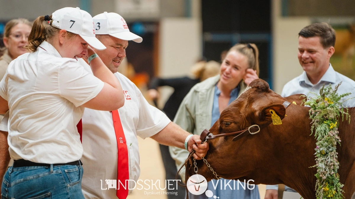 Britta Surland fra Arlas inspirationskøkken og Kenneth Byskov fra medlemsservice overrakte Arlas præmie på 5.000 kroner til årets klimako: 7. kalvs koen fra Brunbjerggaard v/ Kaare Larsen, Gilleleje. 