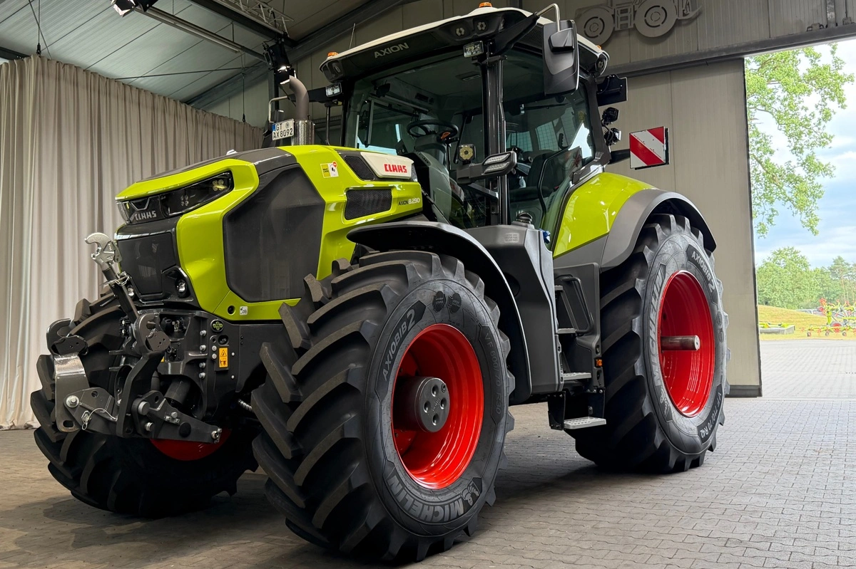 Den nye Claas Axion 8 Cmatic afløser Axion 800-serien og kommer i tre modeller fra 240 til 290 hk og op til 313 hk med Dynamic Power. Serien får nyt Visor-frontdesign, sekscylindret FPT-motor, Cmatic-transmission og ny elektronisk drivlinjestyring. Fotos: Per Jørgensen