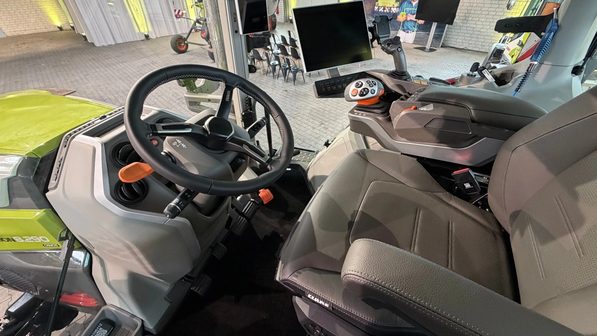 Kabinen i Claas Axion 8 Cmatic er hentet fra Axion 9 og har et støjniveau på 67 dB(A). Betjeningen er samlet omkring Cmotion-kørehåndtaget og Cebis Connect-terminalen, mens førersædet kan leveres med varme, ventilation og massagefunktion.