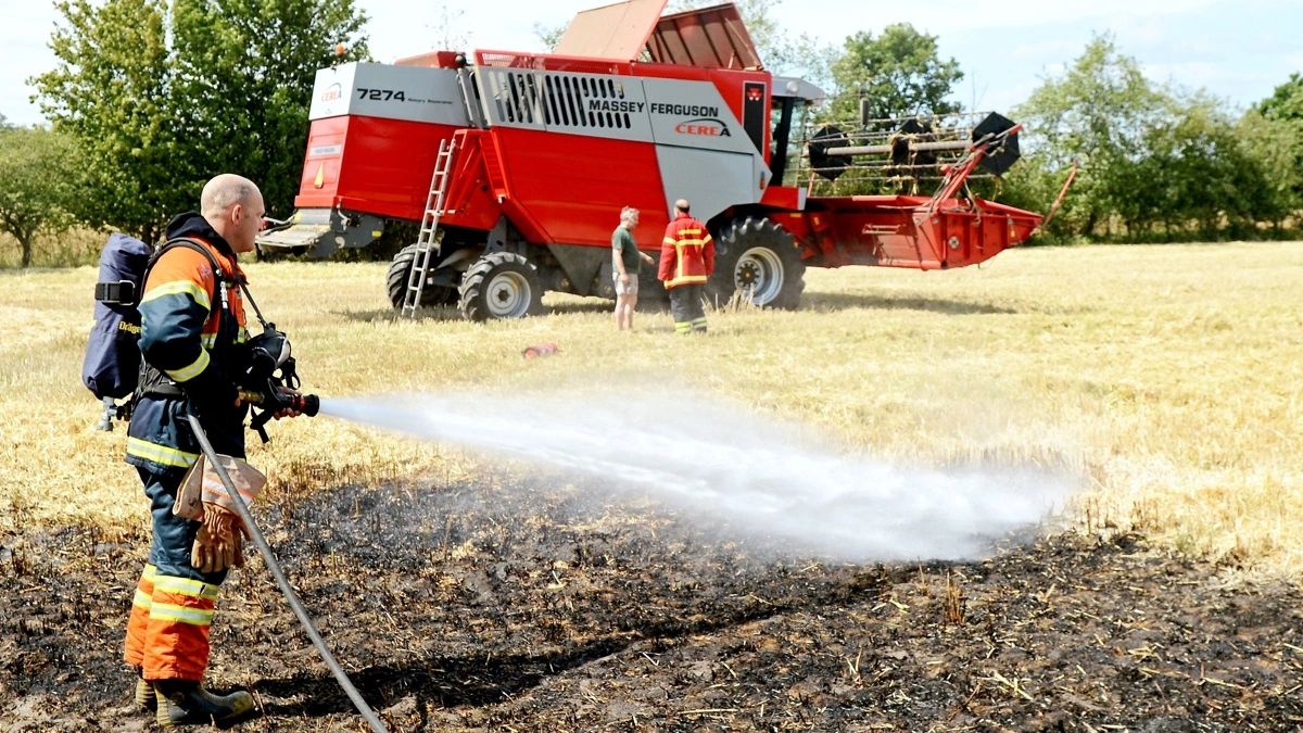 Høsttiden er forbundet med en øget risiko for brand. Det gælder under selve høsten, men også ved tørring og opbevaring. Foto: LLN Press