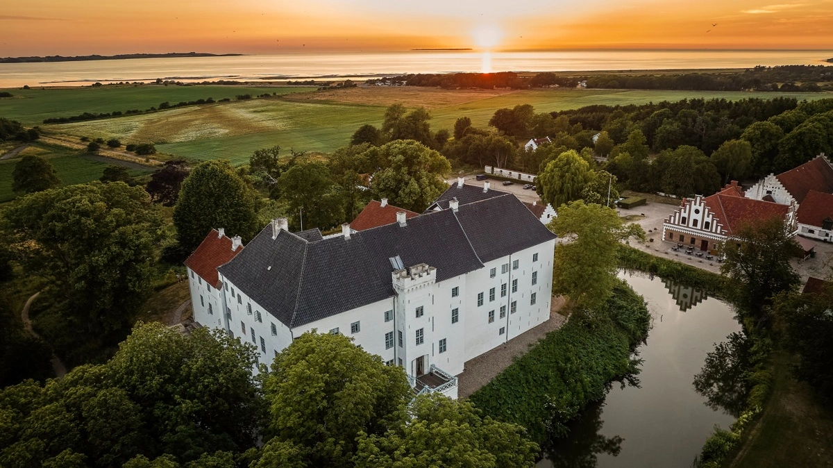 Dragsholm Slot på Vestsjælland drives i dag som hotel og restaurant. Nu har den Horsens-baserede M+-koncern købt 50 procent af selskabet bag det historiske slot, der også er tæt knyttet til landbrugshistorien om Lammefjordens inddæmning. Arkivfoto: Dragsholm Slot
