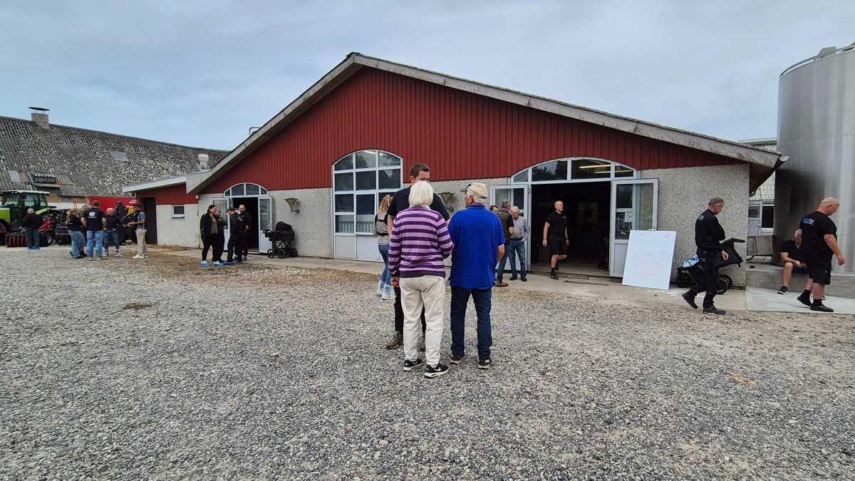 Mange lagde vejen forbi for at se søskendetrioens seneste projekt. 
