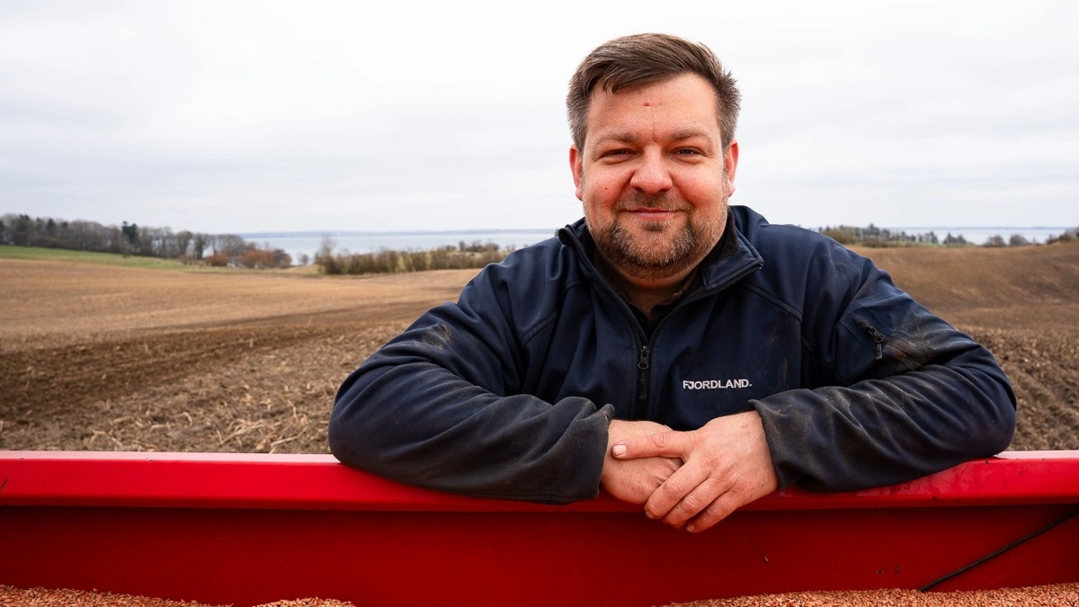 Driftsleder Thorsten Pedersen, Christiansminde Hinnerup ApS ønsker mere liv ind i marken. Derfor har han skabt små områder gennem marken, så insekterne lettere kan bevæge sig fra levende hegn og naturarealer ind mellem afgrøderne. 