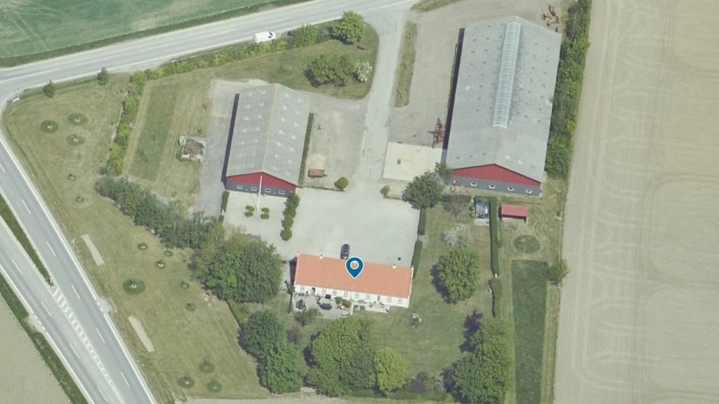Skørringegård ved Maribo udbydes sammen med flere tilhørende ejendomme og i alt knap 200 hektar. Ejendomspakken er sat til salg for 75,8 millioner kroner. Foto fra salgsopstillingen: Nybolig Landbrug Berg Risager.
