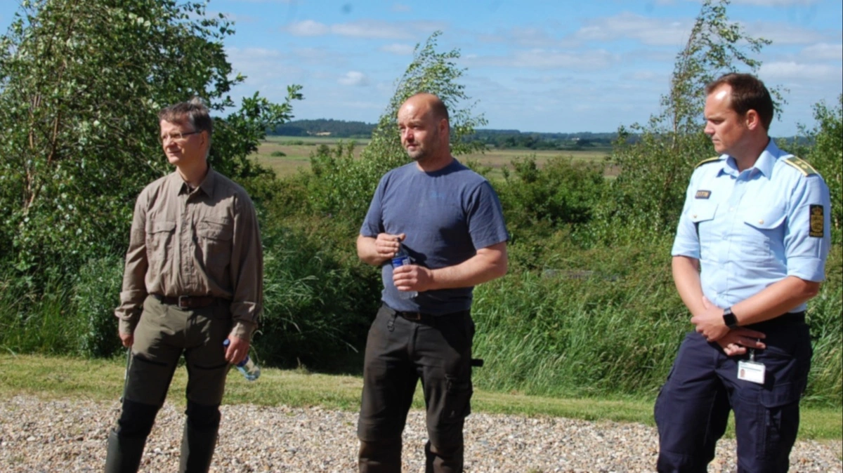 Projektet med det virtuelle hegn var egentlig lodsejer Jan Thomsens idé. Her ses han (tv.) sammen med landmand Jacob Jensen (i midten) og Politikommissær Mads-Peter Larsen, Midt- og Vestjyllands Politi, der har ét godt råd til de landmænd, der udfører naturpleje og græsning uden synligt hegn: Tydelig skiltning. 

