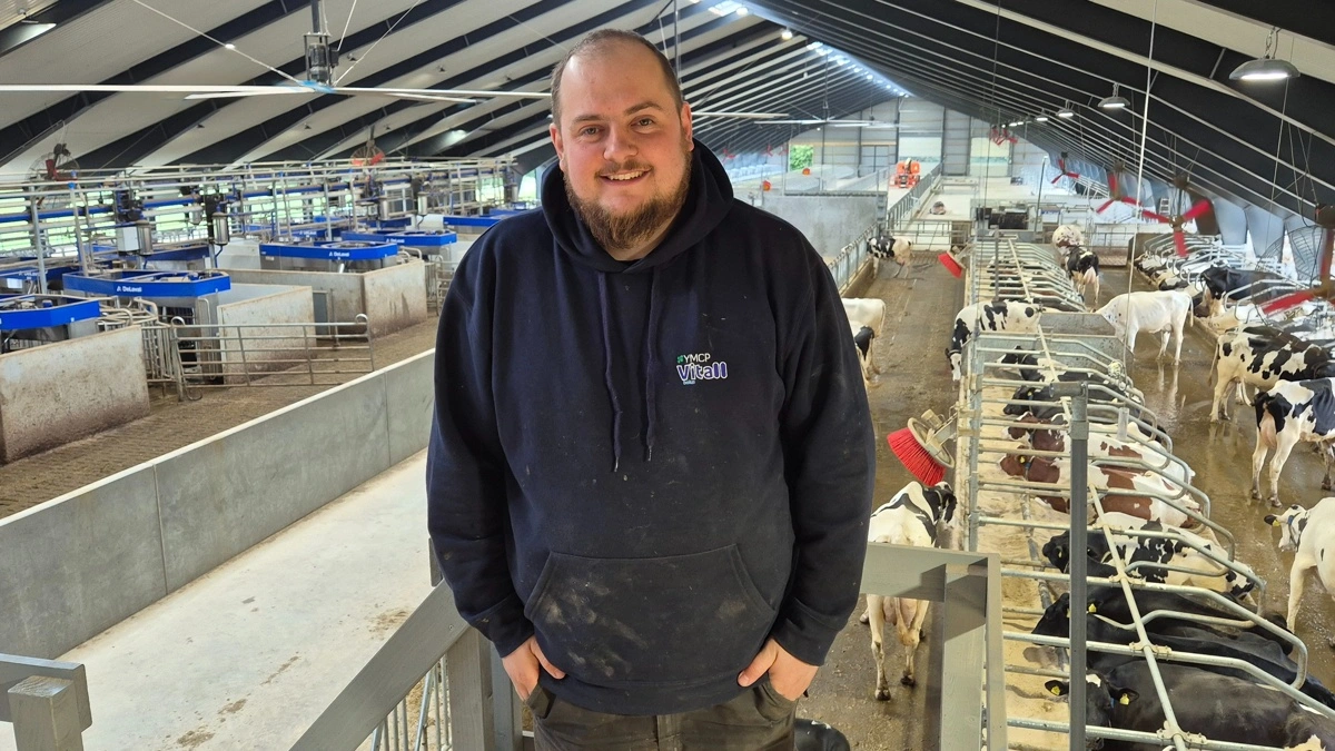 Lige nu malker Andreas Haugaard 700 køer i sine 18 malkerobotter. Fotos: Tenna Bang