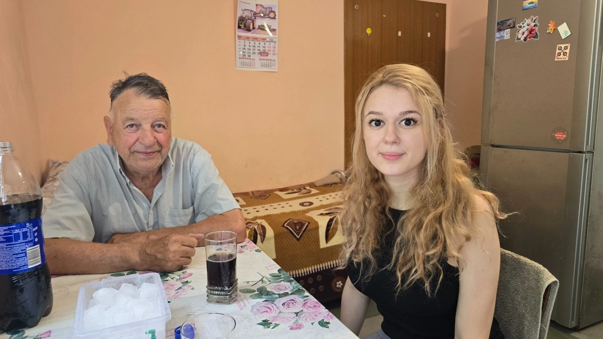 - Der var mere styr på tingene her i landet under kommunismen, fastslår landmand Kliment Mihaylov, da vi sidder i familiens lille køkken på gården og hans barnebarn, Plamena Mihaylov, er kommet hjem fra universitetet for at oversætte til engelsk. Fotos: Jørgen P. Jensen
