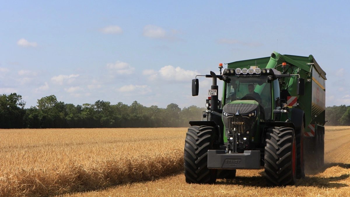 Ved HSH Agro er det som hovedregel kun sneglevognen, der kører i marken. Det handler om marktryk og om høstlogistik. Det er primært lastbiler, der kører kornet fra marken. Fotos: Kasper Stougård