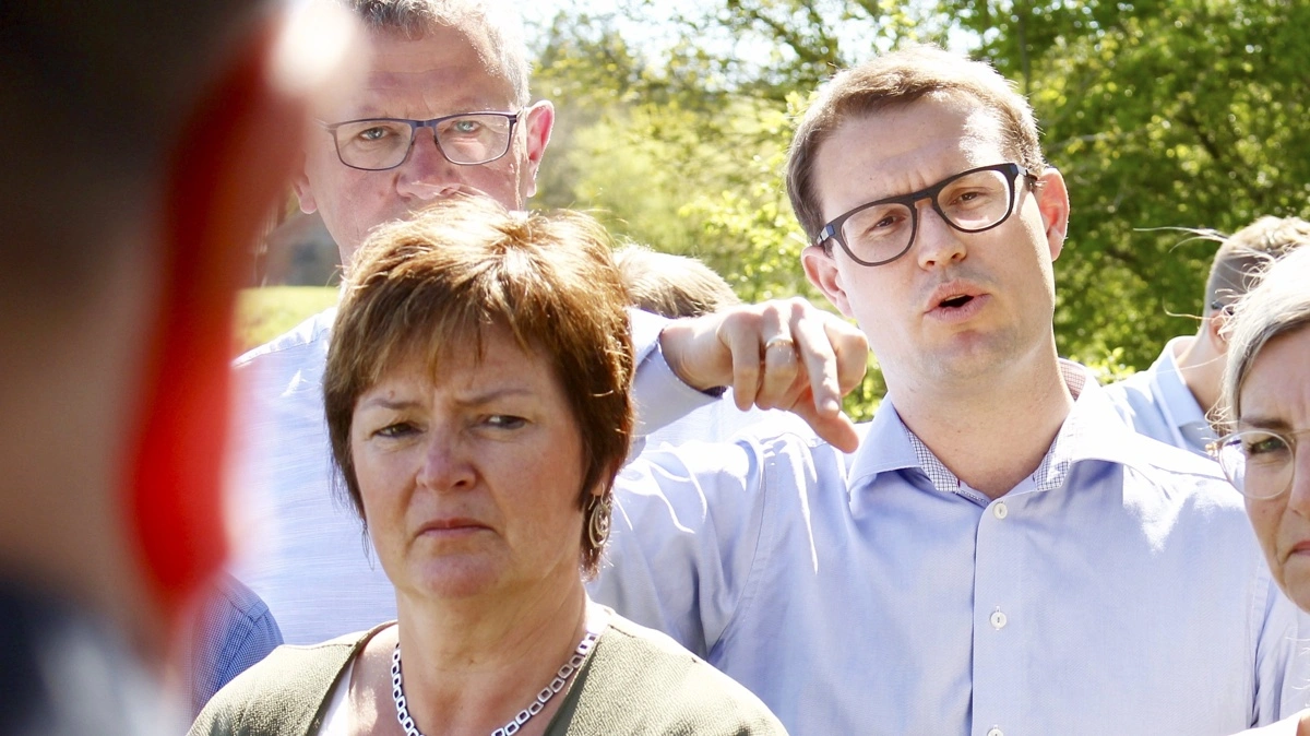 Mens Venstres Anni Mathiesen (tv.) vil have en mere målrettet regulering af ulve i Danmark, er ulvens tilstedeværelse et vilkår, man må leve med, lyder det fra minister for Natur og Dyrevelfærd, Christian Rabjerg Madsen (S). Arkivfoto