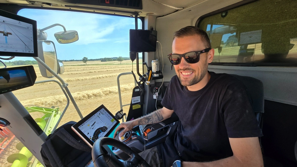 Christoffer Blindbæk er på ottende år ansat på Nysø Gods og er meget glad for sit arbejde. - Jeg har samlet meget erfaring med at høste forskellige afgrøder, fortæller han.