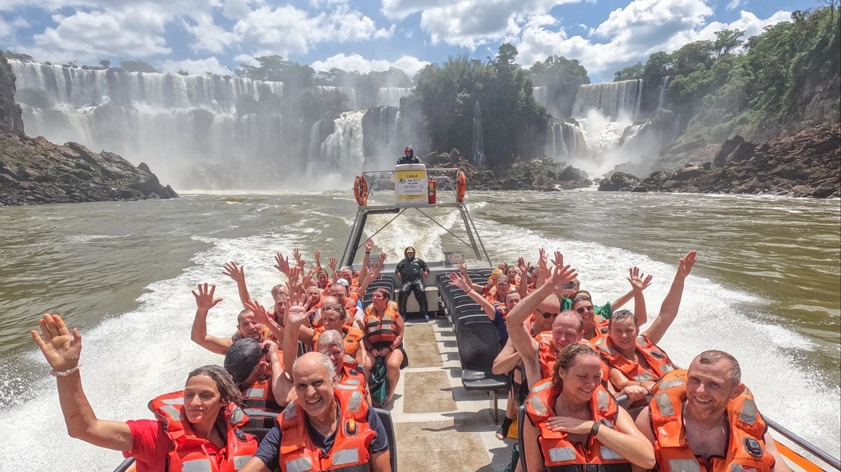 Vandfaldene ved Iguazu er nok noget af det mest storslåede, man overhovedet kan opleve på vores klode – og en sejltur på floden er bare unik.
