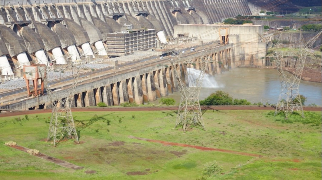 Itaipu er verdens næststørste vandkraftværk, som får vand fra en opdæmmet flod, der tilligemed danner grænser mellem Brasilien og Paraguay.