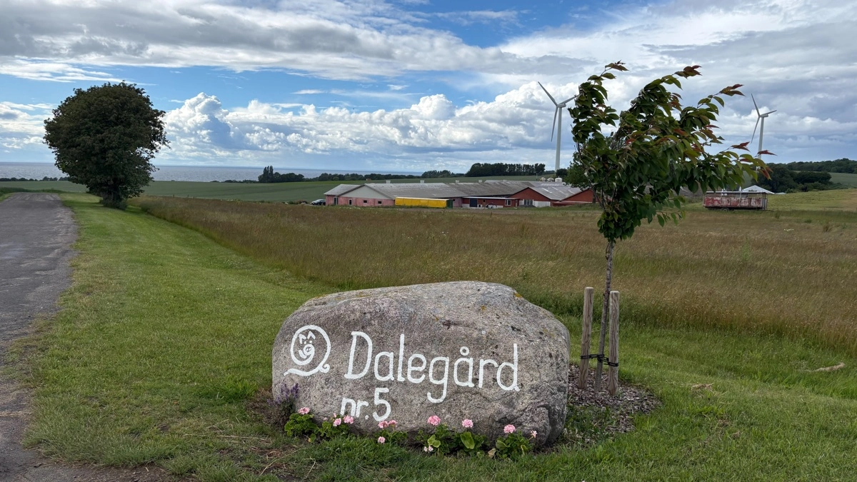Bedriften lidt nord for Hasle blev købt i fri handel for to årtier siden. Den efterhånden ret store virksomhed inkluderer både griseproduktion og planteavl.