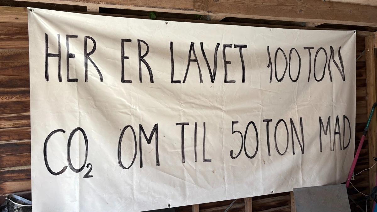 Banneret her har været hængt op ud til en mark ved en rundkørsel i Tarm. En typisk Thomas Jensen-happening.
