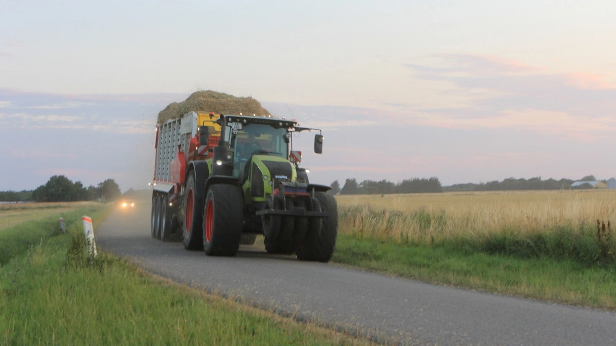 Søren Horsholt kører tilbage mod stakken med endnu et læs frøgræshalm, som senere afhentes med lastbiler og leveres ved BB Biogas syd for Hjørring. 